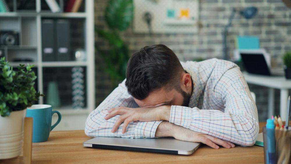 ilustrasi seorang laki-laki melakukan power nap(pexels.com/Vitaly Gariev)