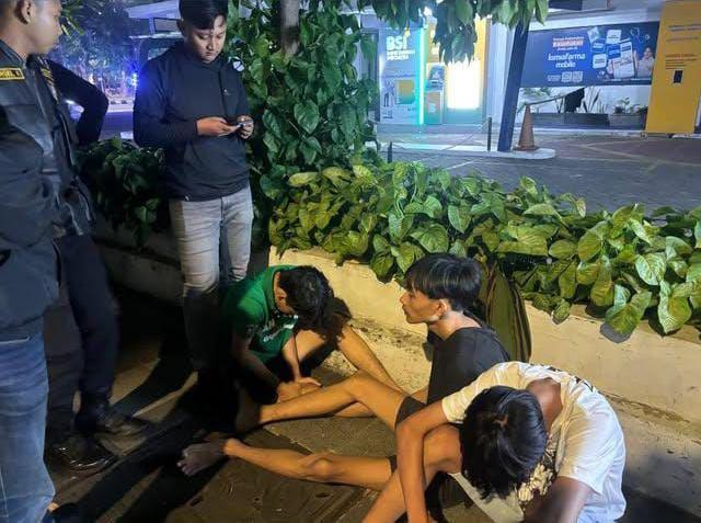Polisi Surabaya Ringkus Tiga Remaja Perang Sarung Jelang Sahur