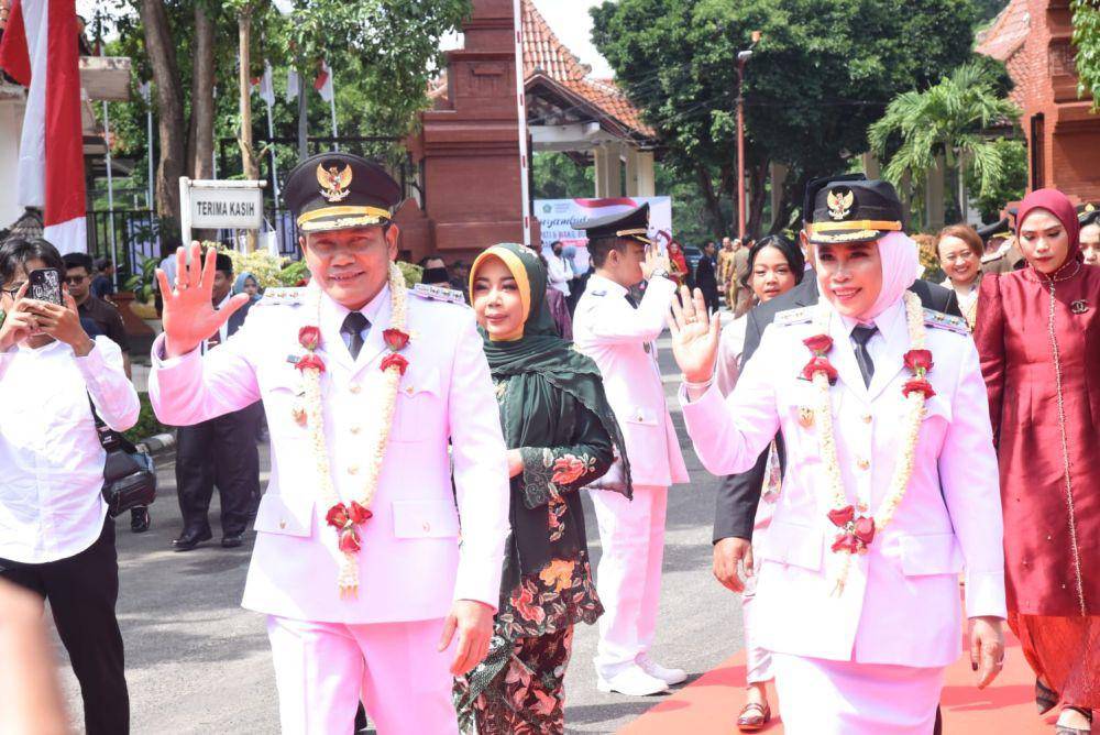 Bupari dan Wakil Bupati Sidoarjo saat penyambutan di Pendopo Delta Wibawa, Senin (3/3/2025). (Dok. Kominfo Sidoarjo)