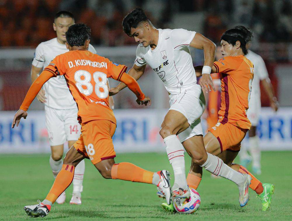 Pemain Persis, Ramadhan Sananta (jersey putih) berusaha lepas dari pengawalan Pemain Borneo FC pada pertandingan pekan ke-25 Liga 1 di Stadion Segiri, Samarinda, Minggu (2/3/2025) malam. (Dok. Facebook Persis Solo)