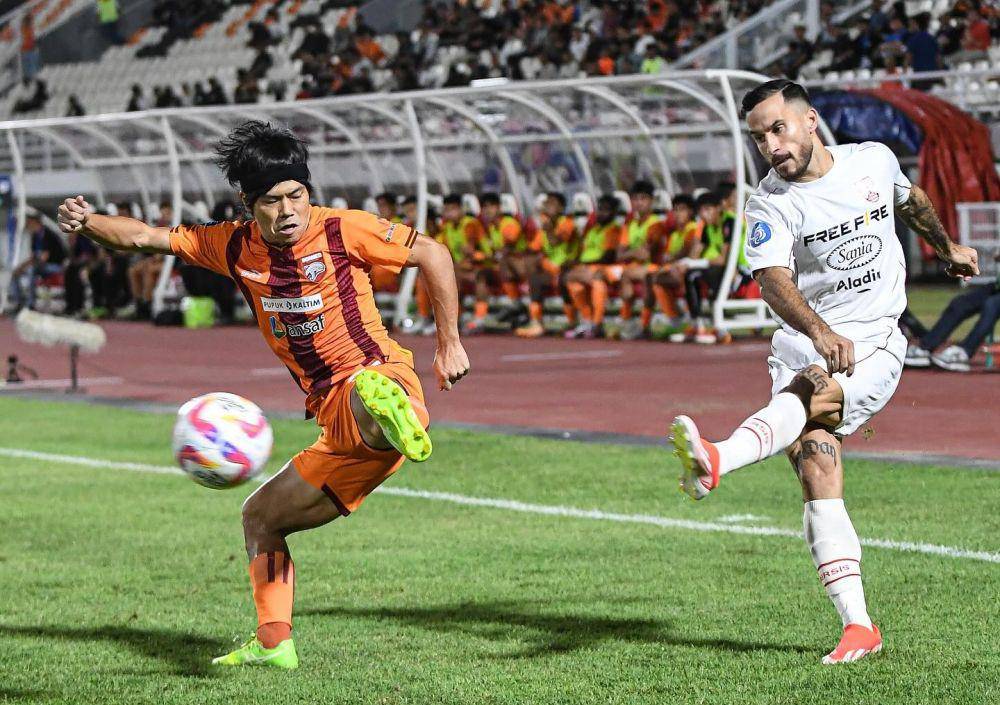 Pemain Borneo FC, Kei Hirose (jersey oranye) berusaha menghalau serangan pemain Persis Solo pada pertandingan di Stadion Segiri, Samarinda, Minggu (2/3/2025). (Dok. Facebook Borneo FC)