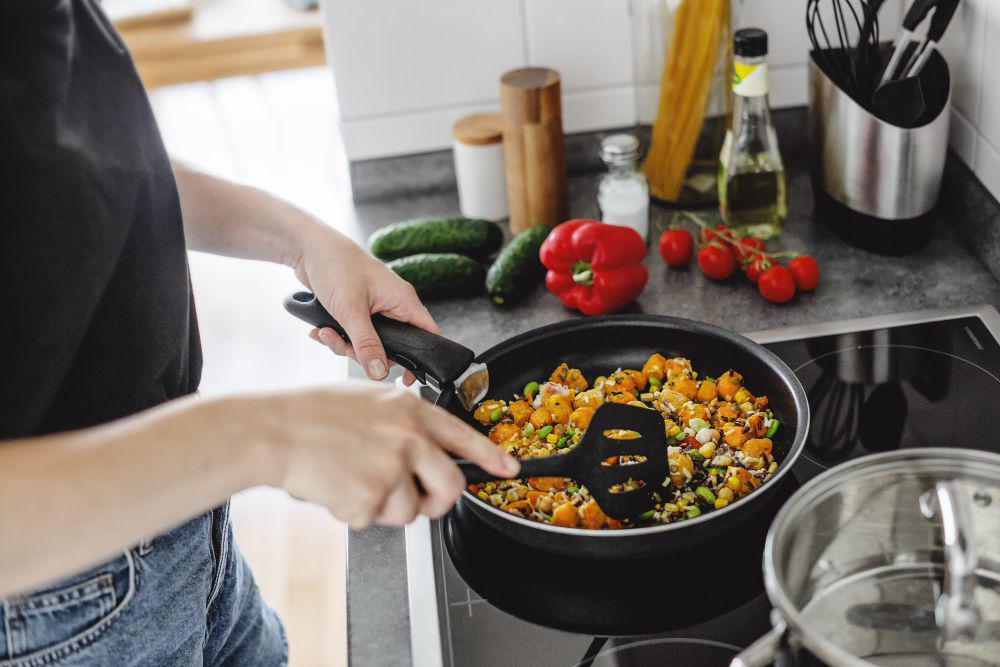 ilustrasi seseorang sedang memasak (freepik.com/valeria_aksakova)