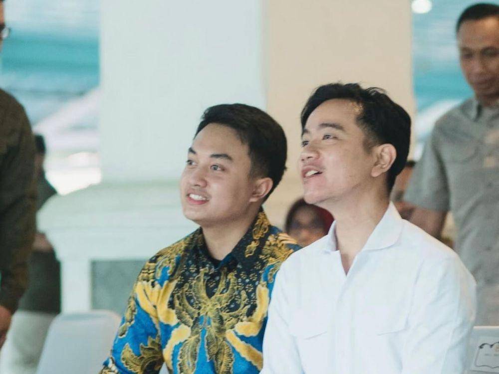 KGPAA Hamengkunegoro (kiri) bersama Gibran Rakabuming Raka. (Instagram @kgpaa.hamengkunegoro)