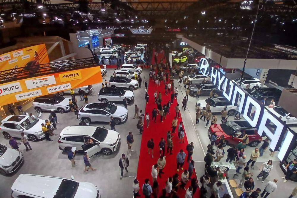 Ilustrasi pameran mobil dengan calon pembeli yang ramai. (KOMPAS.com/CAROLUS DORI)