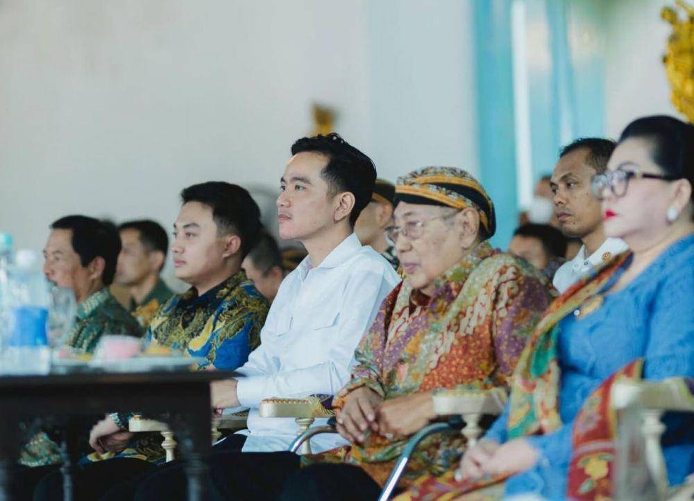 KGPAA Hamengkunegoro (kiri) bersama Gibran Rakabuming Raka. (Instagram @kgpaa.hamengkunegoro)