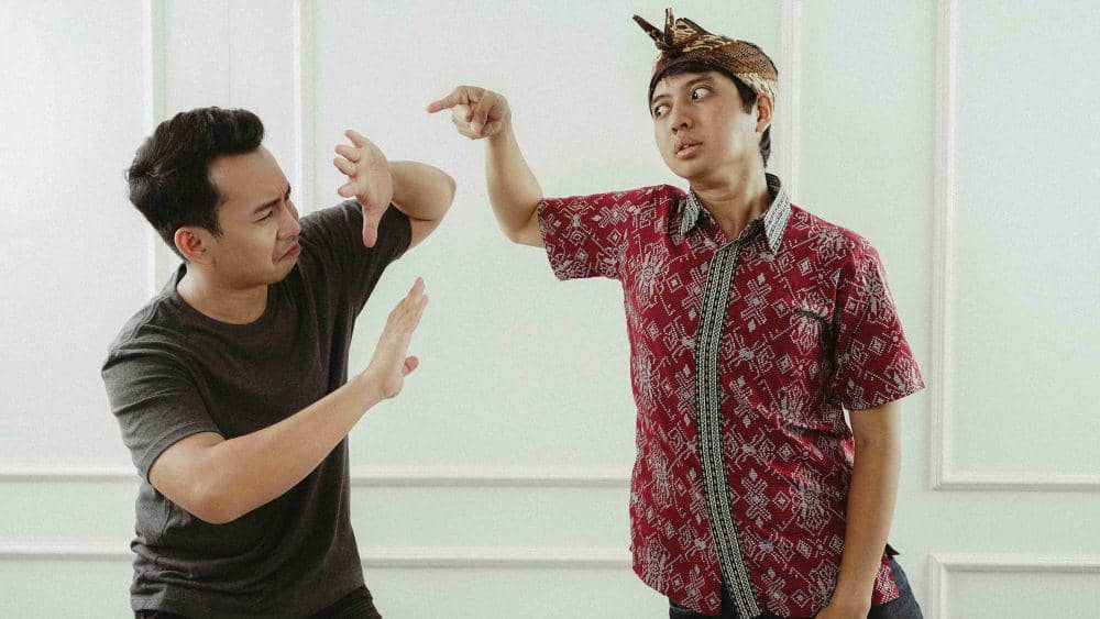 ilustrasi dua orang sedang bertengkar (unsplash.com/Afif Ramdhasuma)