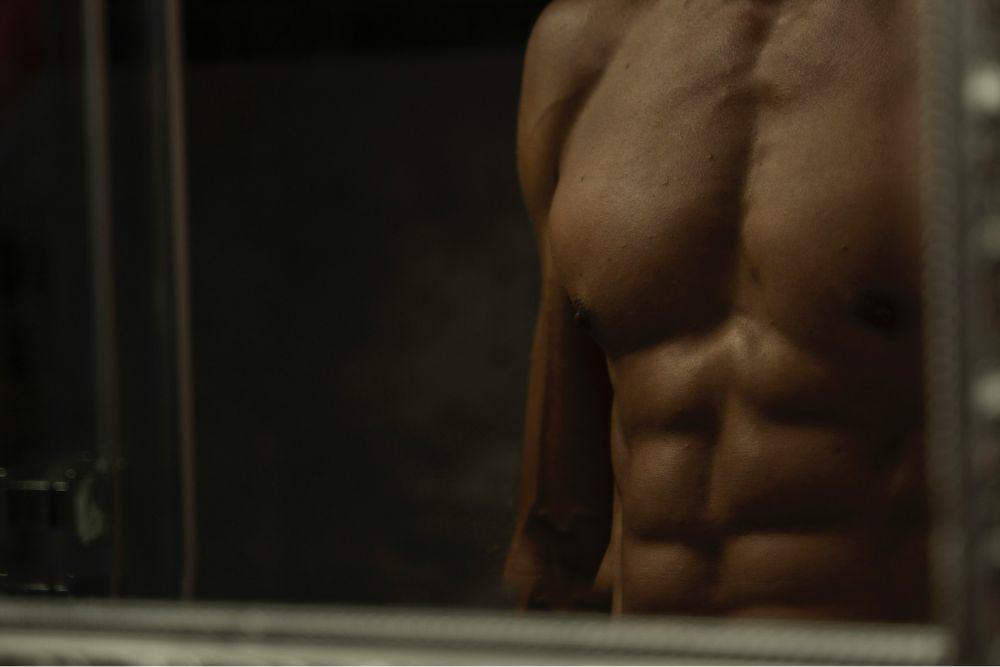 ilustrasi cowok sixpack (unsplash.com/Andre Taissin)