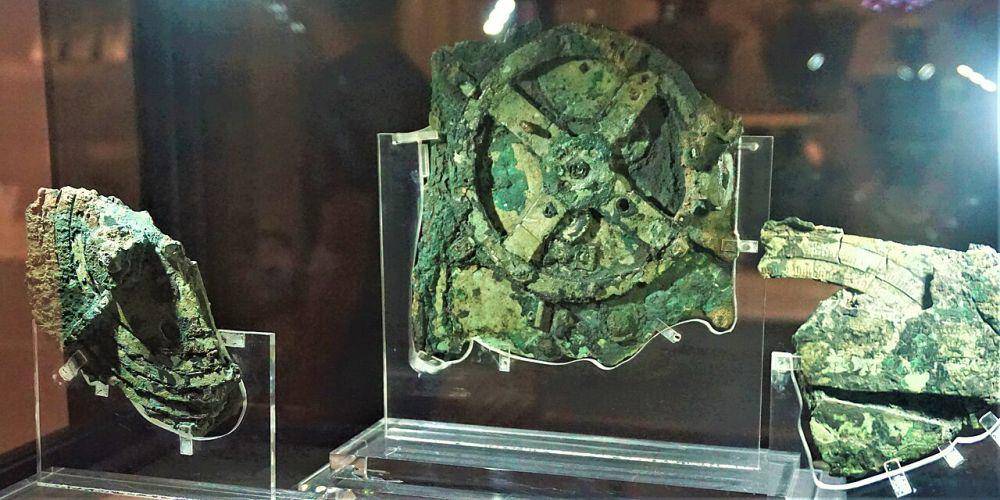 The Antikythera Mechanism (commons.wikimedia.org/Joyofmuseums)