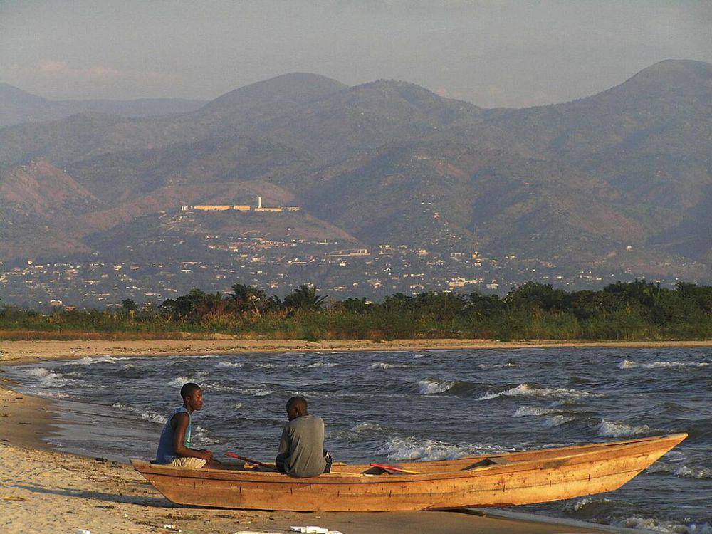 Tepi Danau Tanganyika. (commons.wikimedia.org/FRANCESCA ANSALONI)