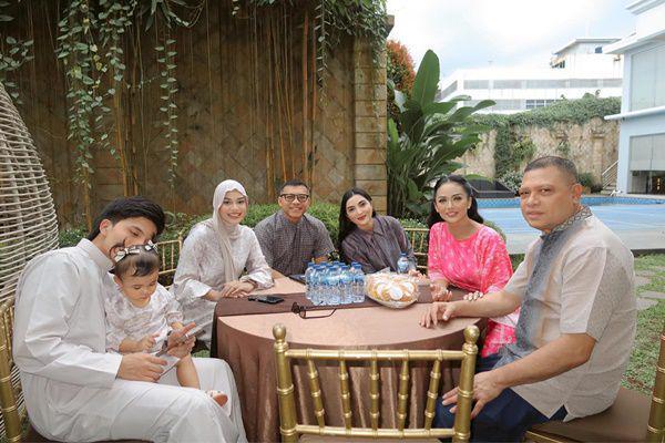 7 Potret Atta-Aurel Buka Puasa Bareng Keluarga Hermansyah dan Lemos