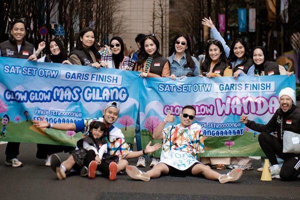 7 Potret Artis Jadi Suporter Bestie di Tokyo Marathon 2025, Ada Nagita