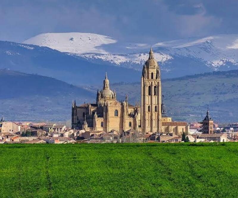 Panorama alam di sekitar gereja Segovia. Sumber: tripadvisor.co.id