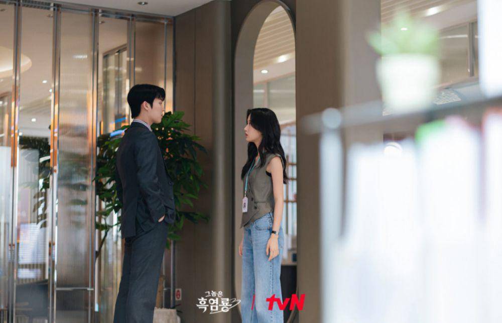 Still cut My Dearest Nemesis (dok. tvN/My Dearest Nemesis)