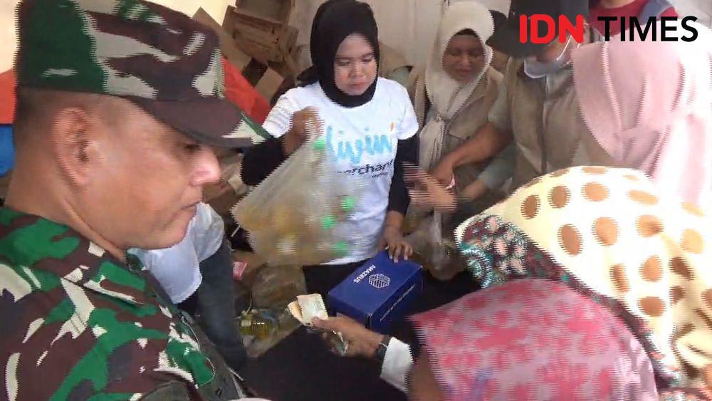 Minyak Goreng Jadi Incaran Utama Emak-emak di Pasar Murah Ngawi