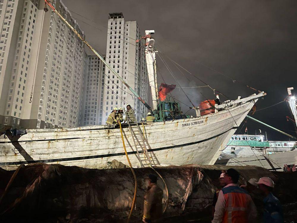 Dua kapal terbakar saat melakukan proses bongkar muat di Pelabuhan Sunda Kelapa, Jakarta Utara. (Dokumentasi Sudin Penanggulangan Kebakaran Jakarta)
