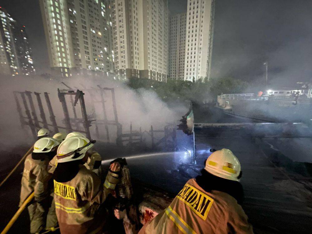 Dua kapal terbakar saat melakukan proses bongkar muat di Pelabuhan Sunda Kelapa, Jakarta Utara. (Dokumentasi Sudin Penanggulangan Kebakaran Jakarta)