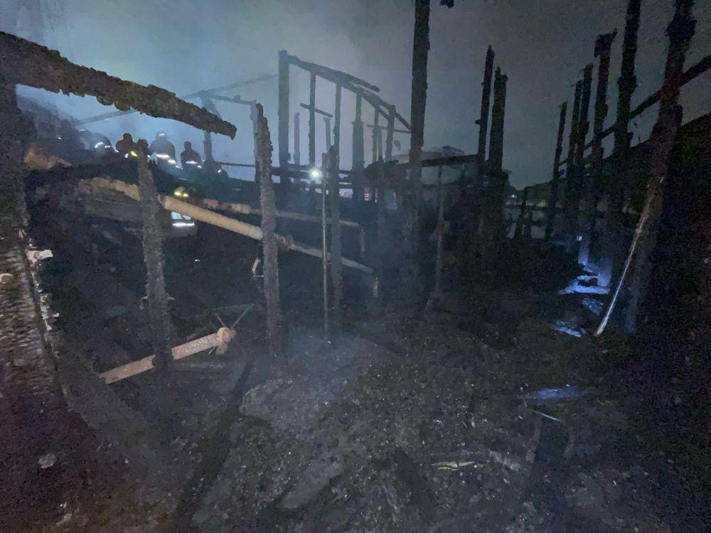 Dua kapal terbakar saat melakukan proses bongkar muat di Pelabuhan Sunda Kelapa, Jakarta Utara. (Dokumentasi Sudin Penanggulangan Kebakaran Jakarta)