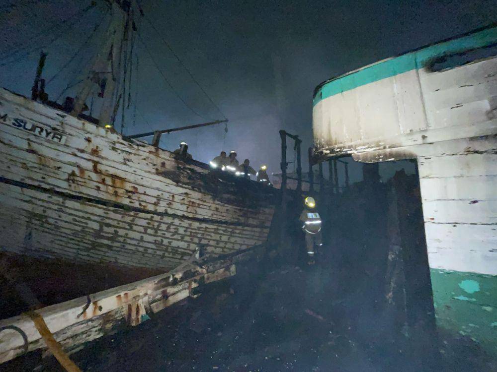 Dua kapal terbakar saat melakukan proses bongkar muat di Pelabuhan Sunda Kelapa, Jakarta Utara. (Dokumentasi Sudin Penanggulangan Kebakaran Jakarta)