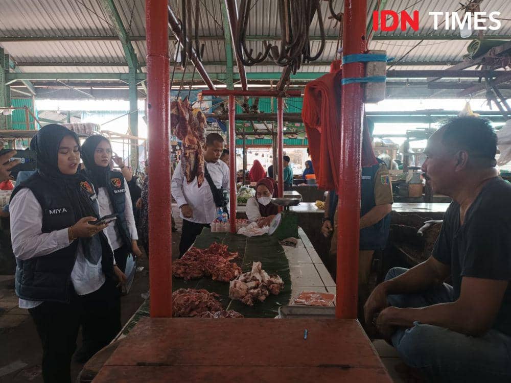Satgas Pangan Polda Lampung melaksanakan Sidak di Pasar Kangkung. (IDN Times/Tama Yudha Wiguna).