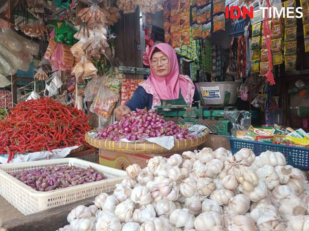 Satgas Pangan Polda Lampung melaksanakan Sidak di Pasar Kangkung. (IDN Times/Tama Yudha Wiguna).