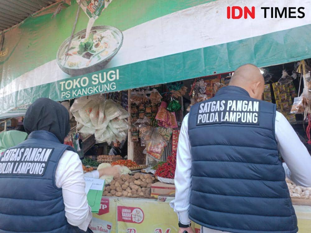 Satgas Pangan Polda Lampung melaksanakan Sidak di Pasar Kangkung. (IDN Times/Tama Yudha Wiguna).