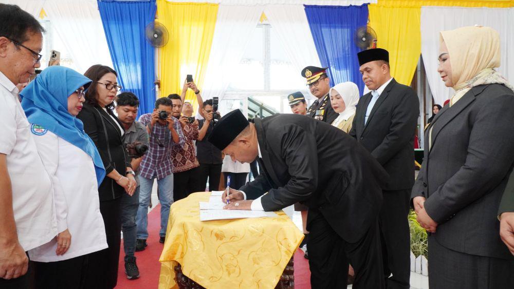 Hari Pertama Bertugas, Bupati Langkat Tandatangi Program UHC