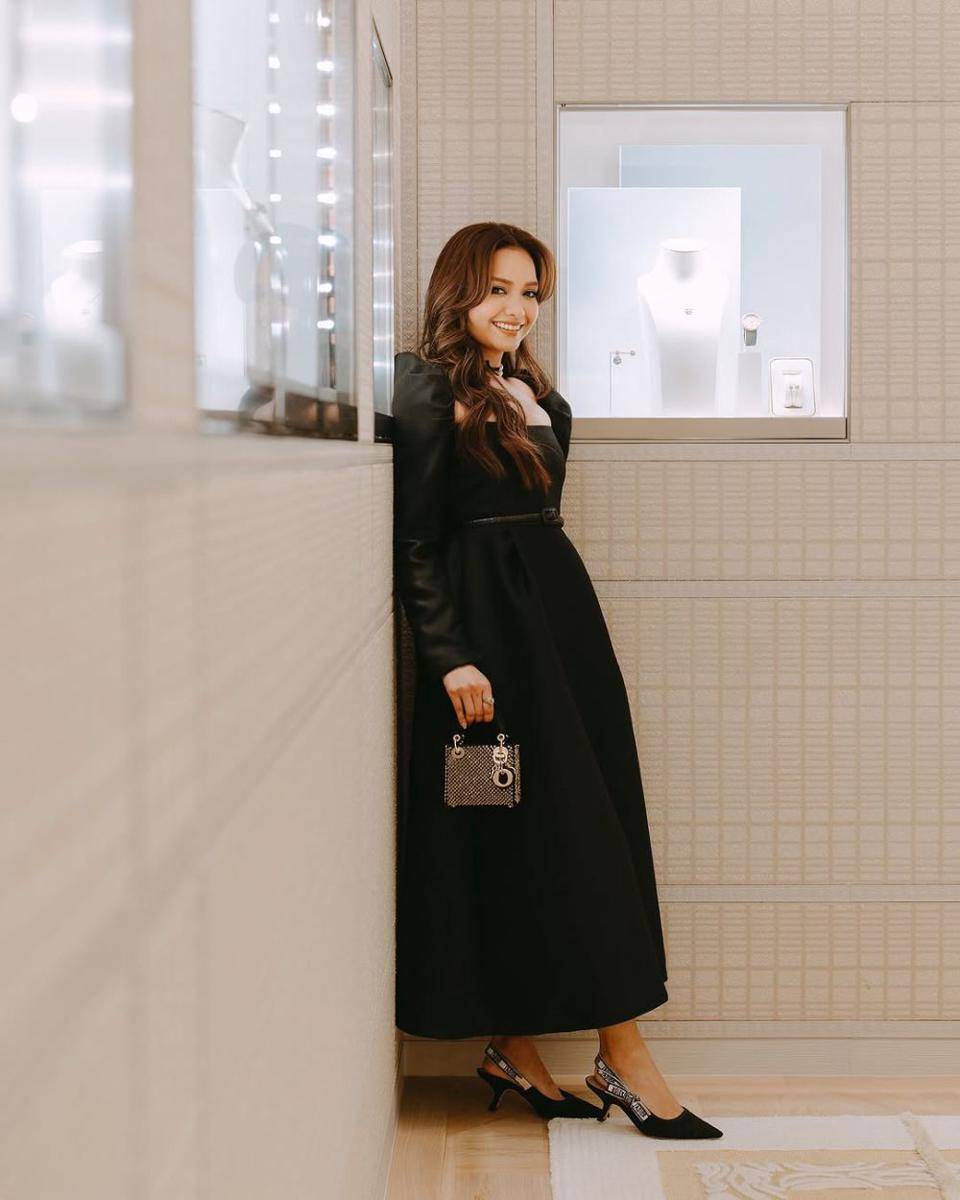 potret ide OOTD bukber non hijab yang elegan ala Azira Shafinaz (instagram.com/azirashafinaz)