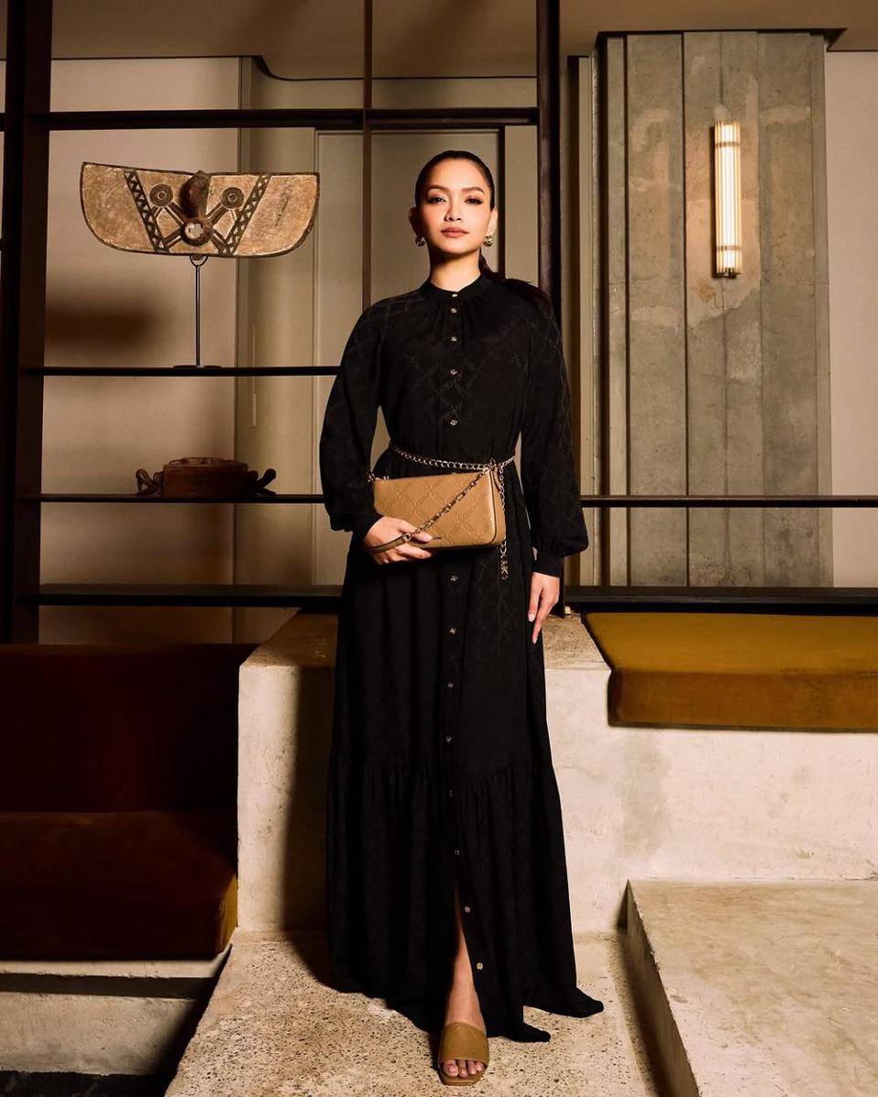 potret ide OOTD bukber non hijab yang elegan ala Azira Shafinaz (instagram.com/azirashafinaz)
