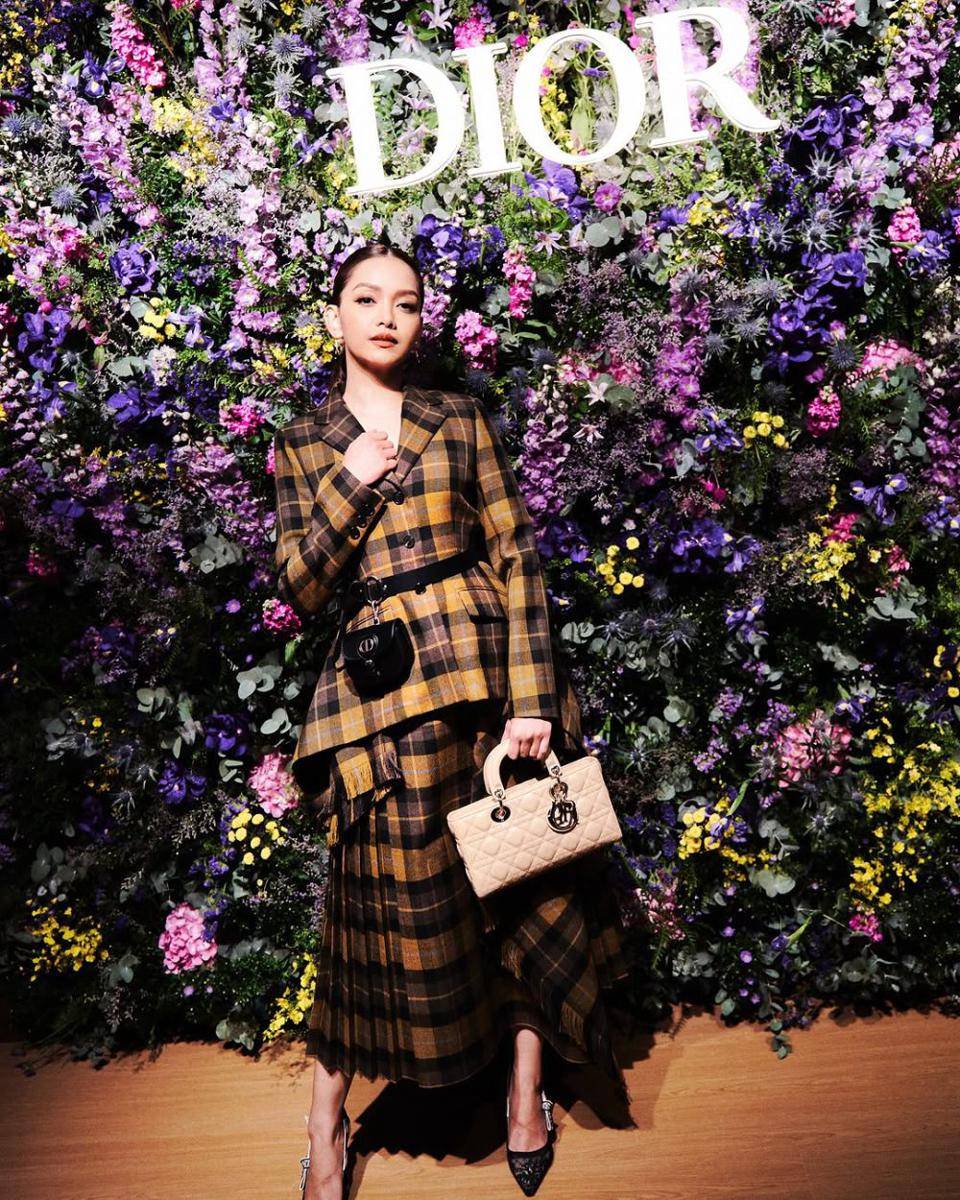 potret ide OOTD bukber non hijab yang elegan ala Azira Shafinaz (instagram.com/azirashafinaz)
