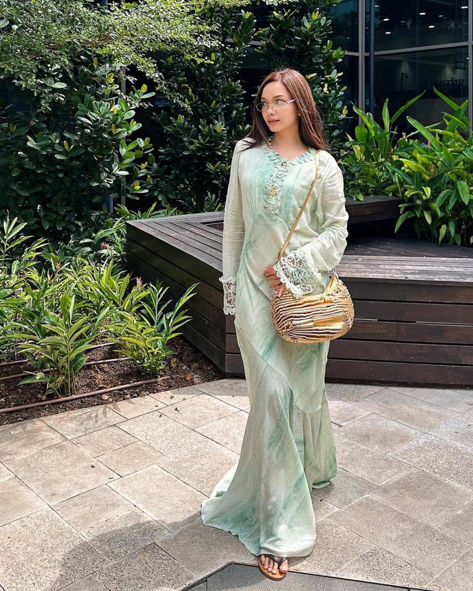 potret ide OOTD bukber non hijab yang elegan ala Azira Shafinaz (instagram.com/azirashafinaz)