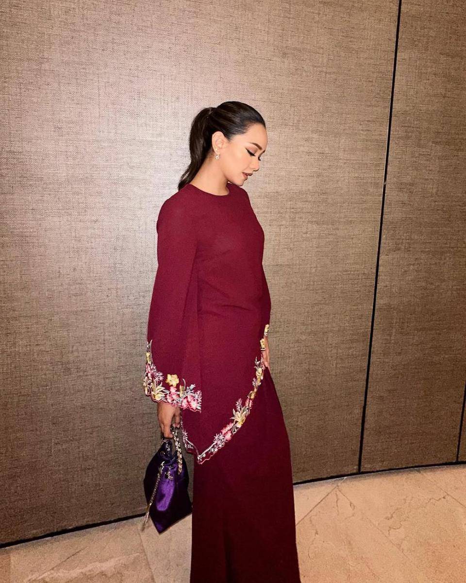 potret ide OOTD bukber non hijab yang elegan ala Azira Shafinaz (instagram.com/azirashafinaz)