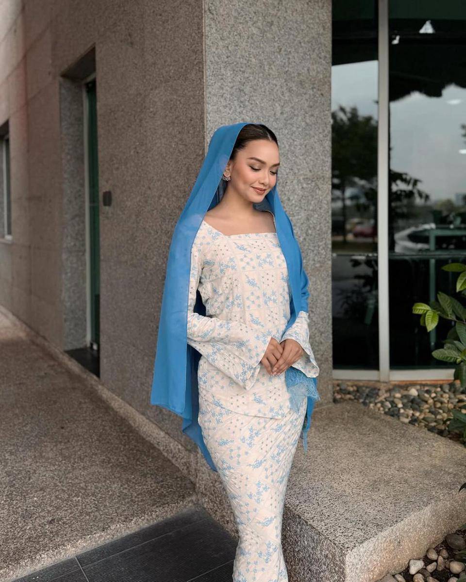 potret ide OOTD bukber non hijab yang elegan ala Azira Shafinaz (instagram.com/azirashafinaz)