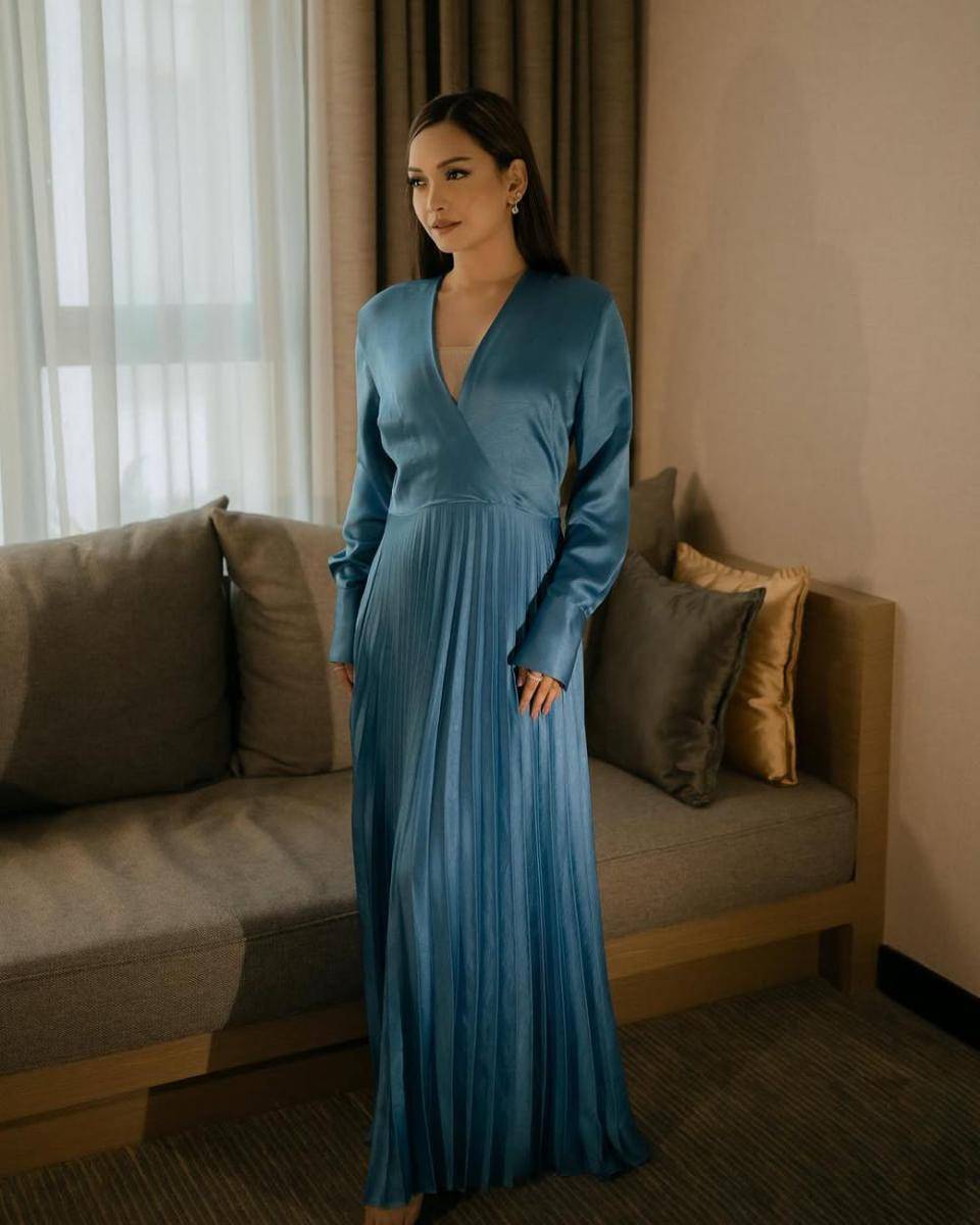 potret ide OOTD bukber non hijab yang elegan ala Azira Shafinaz (instagram.com/azirashafinaz)