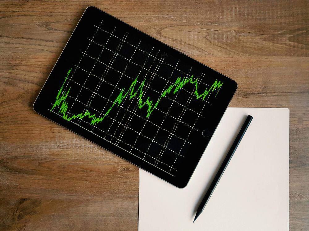 ilustrasi memantau investasi (pexels.com/Burak The Weekender)