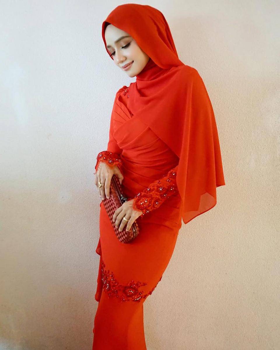 potret ide outfit buka bersama ala Ummi Nazeera (instagram.com/umminazeera)