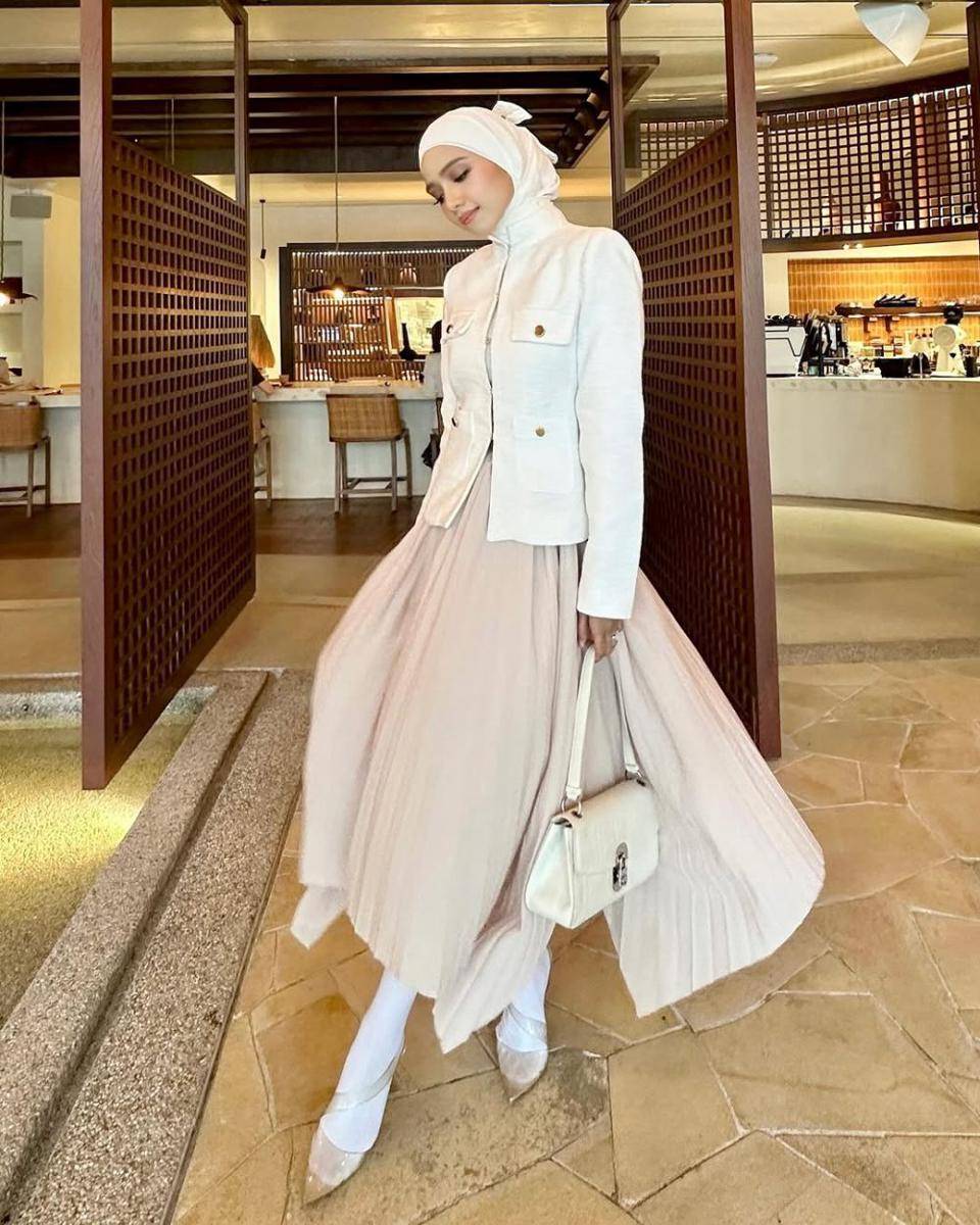 potret ide outfit buka bersama ala Ummi Nazeera (instagram.com/umminazeera)