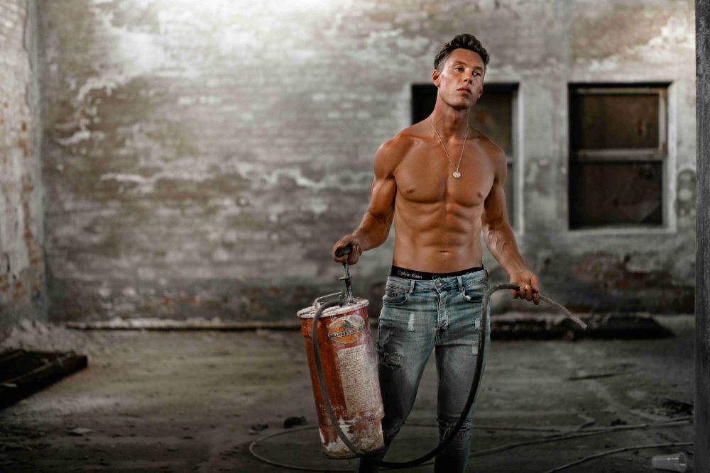 ilustrasi cowok sixpack (unsplash.com/John Fornander)