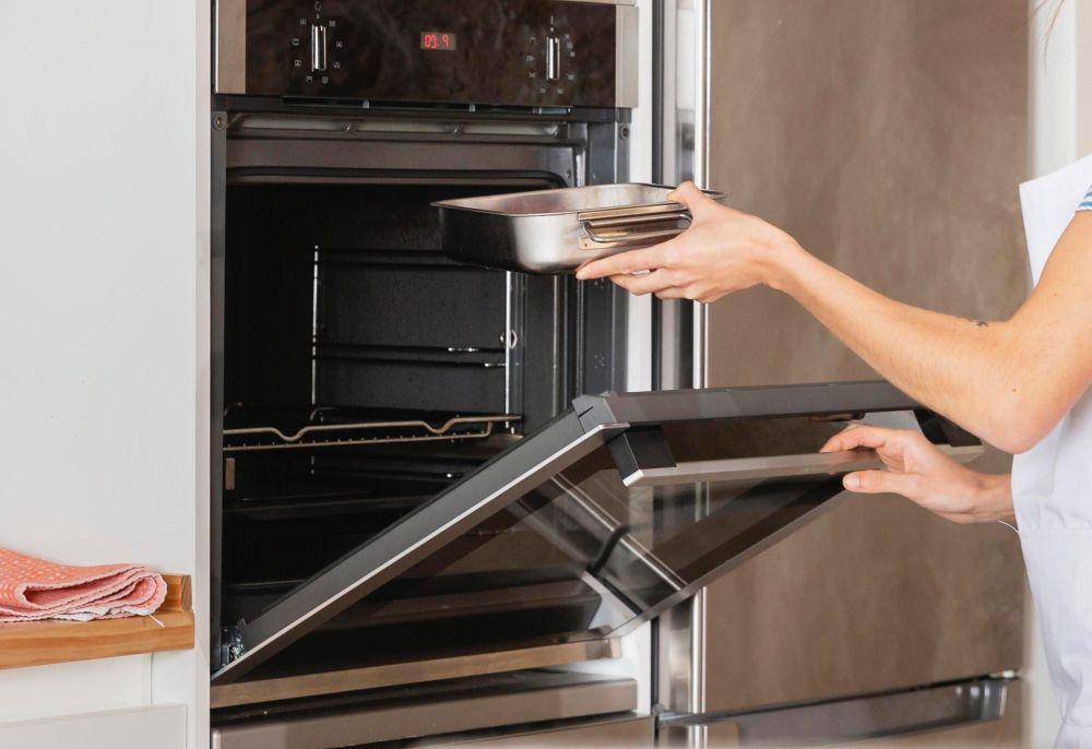 ilustrasi oven bolu coklat (freepik.com/freepik)