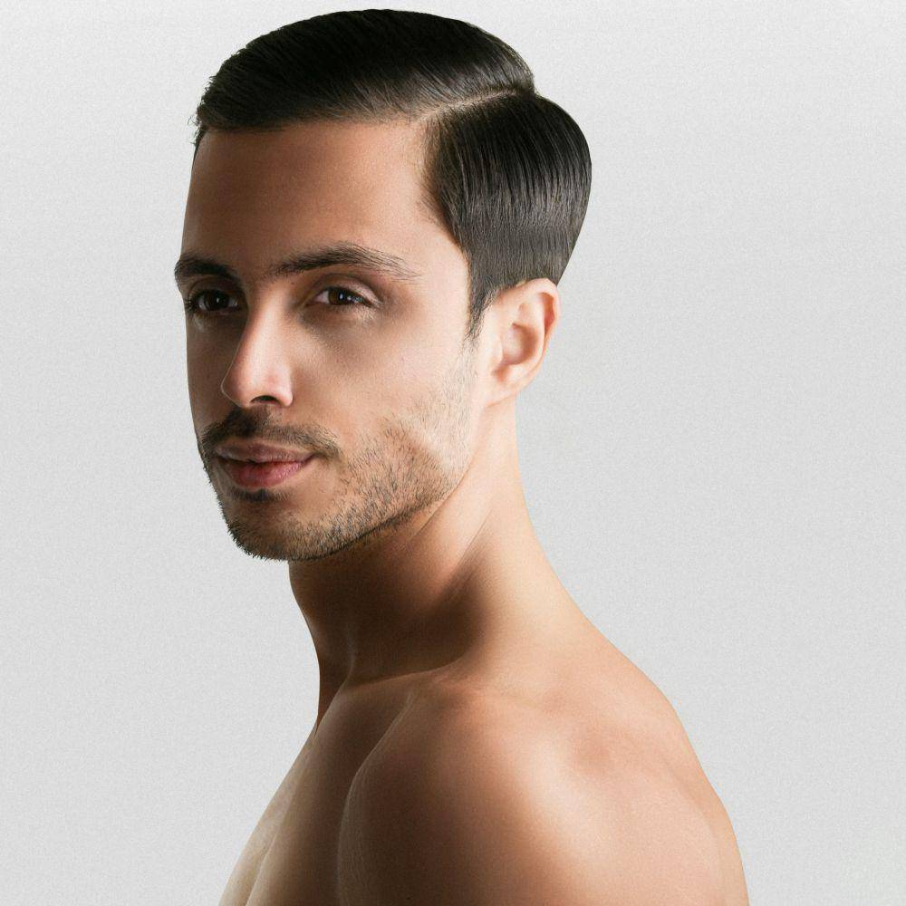 ilustrasi gaya rambut 20s side part (unsplash.com/Moein Glmzdh)