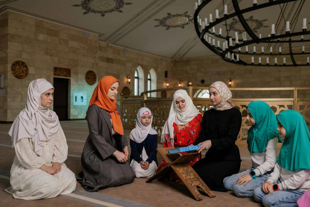 membaca Al-Quran bersama (pexels.com/Alena Darmel)