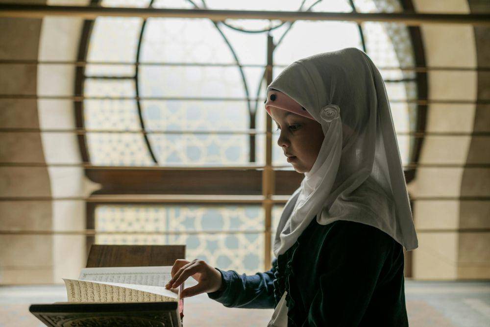 manfaatkan waktu luang dengan membaca Al-Quran (pexels.com/Alena Darmel)