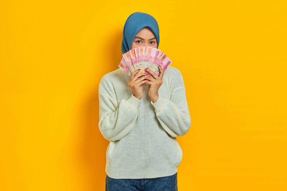 ilustrasi memegang uang (pexels.com/bangunstockproduction)