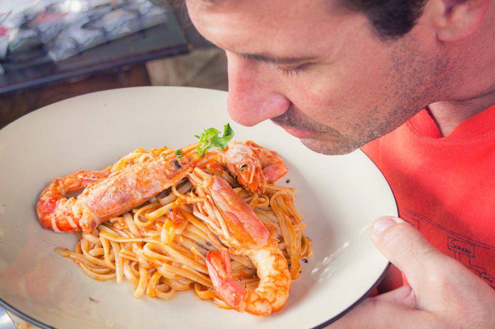 ilustrasi pasta dengan seefood (pexels.com/Dana Tentis)