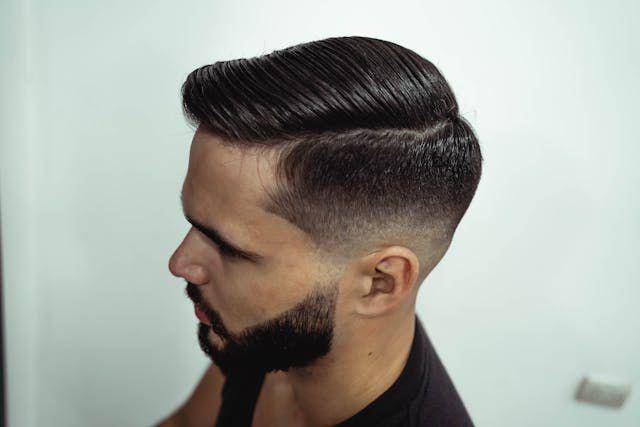 ilustrasi side part undercut (pexels.com/iam luisao)