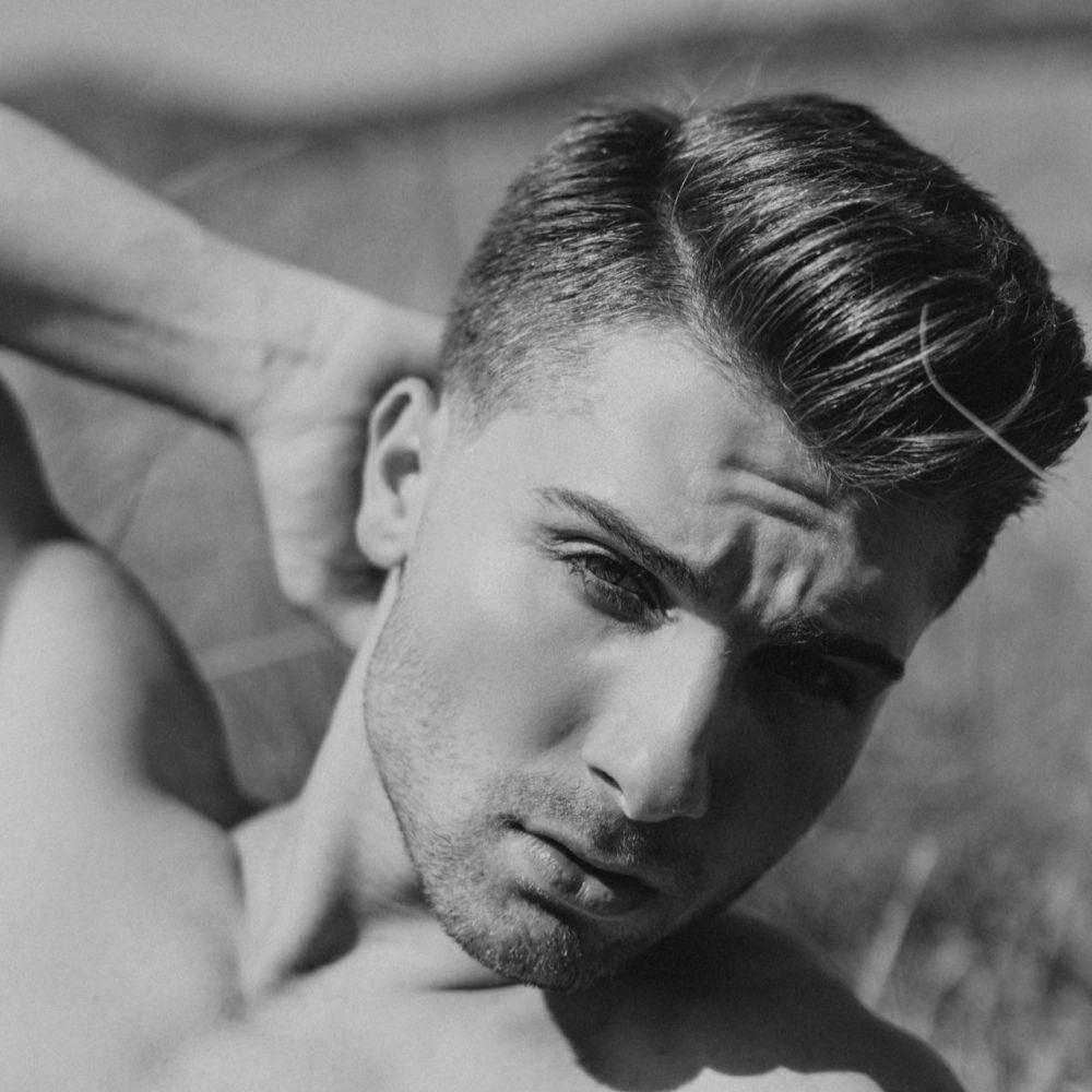 ilustrasi gaya quiff side part (pexels.com/Lokman Sevim)