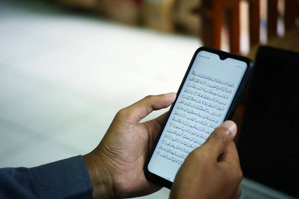 ilustrasi membaca mushaf digital (pexels.com/MATAQ Darul Ulum)