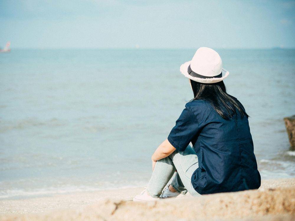 ilustrasi duduk di pinggir pantai (pexels.com/Porapak Apichodilok)