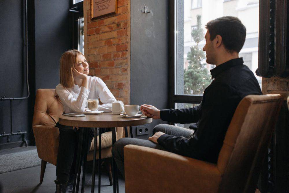 Ilustrasi couple di coffee shop (pexels.com/Pavel Danilyuk)