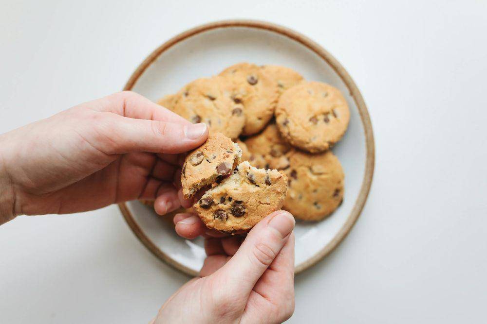 ilustrasi membelah cookies (pexels.com/Polina Tankilevitch)