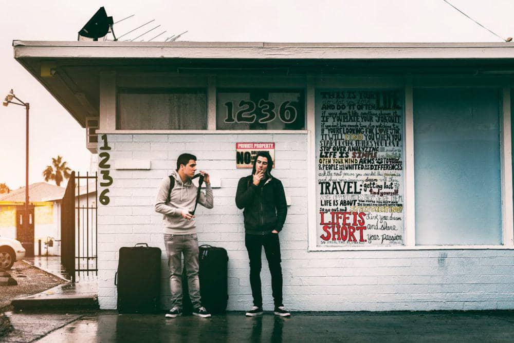 ilustrasi dua pria (pexels.com/Quintin Gellar)